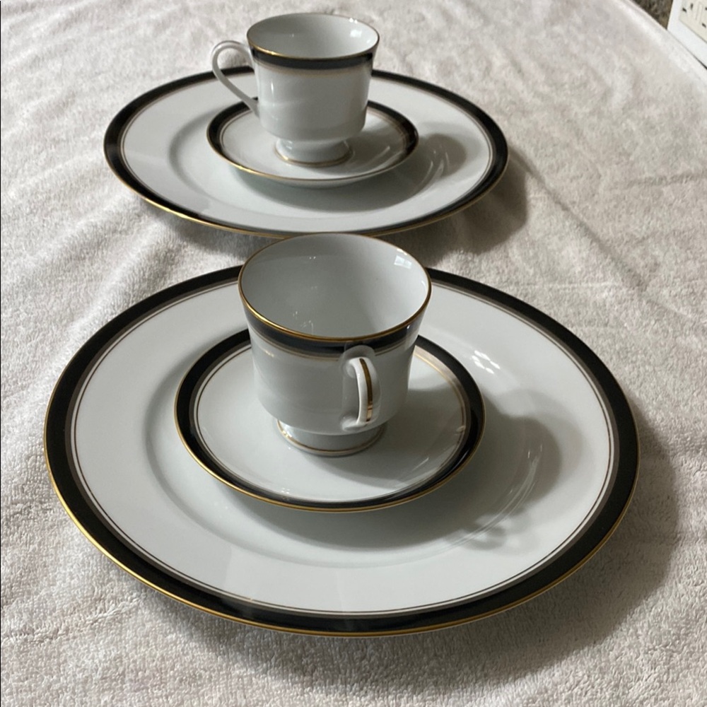 Royal Prestige Nocturne 4401 Elegant White and Gold Dinnerware Set (2 settings)